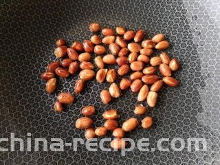 花生米拌豆腐干,翻炒至外皮爆开闻到花生米的焦香味即可。