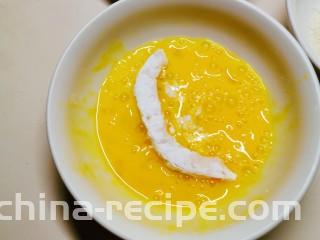 炸南瓜条,在鸡蛋液里滚一圈