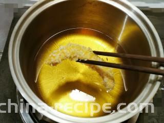 炸南瓜条,炸锅放入食用油
