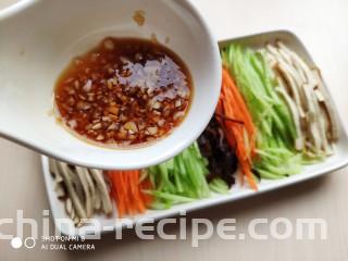 香干拌三丝,将搅拌均匀的料汁倒入盘中。香干本身有盐味，料汁中没有再加盐，这个根据个人口味添加吧！