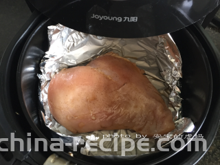 酸瓜鸡肉沙拉,将腌制好的鸡胸肉放进空气炸锅，200度12分钟；