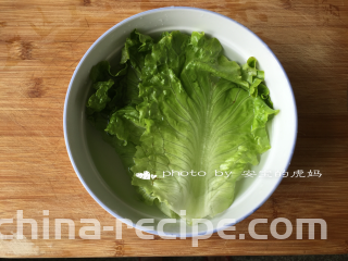 酸瓜鸡肉沙拉,生菜洗净，放淡盐水中浸泡10来分钟；