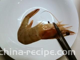 无水椒味虾,剪去虾头顶端最坚硬的部分