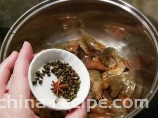 无水椒味虾,放入麻椒 八角
