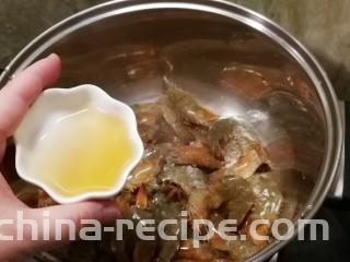无水椒味虾,放入黄酒