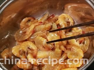 无水椒味虾,当一面已经变色 半熟状态 用筷子轻轻翻拌一下  翻个面