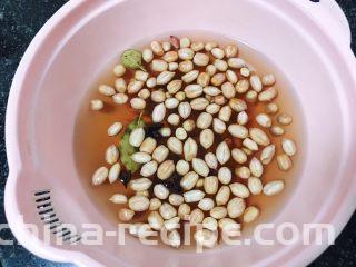 凉拌花生,洗干净以后，加入温水浸泡一个小时