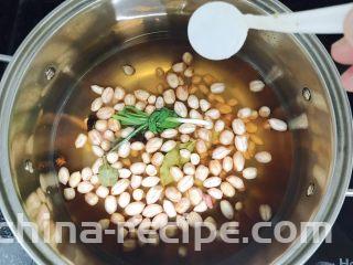 凉拌花生,将泡好了的花生加入合适的盐，大火煮开
