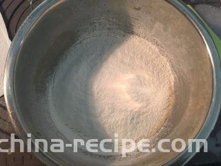 海苔肉松蛋糕卷,加入过筛的低筋面粉