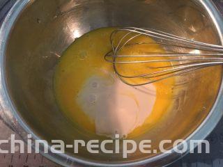海苔肉松蛋糕卷,蛋黄加入10克砂糖、牛奶用打蛋器打匀