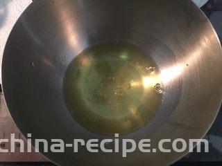 海苔肉松蛋糕卷,用电动打蛋器将蛋白打发至粗泡，放入柠檬汁，并且分三次加入45克砂糖