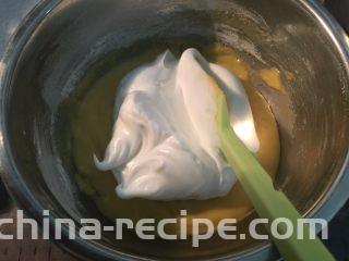 海苔肉松蛋糕卷,先将蛋白霜的1/3加入到蛋黄糊中，翻拌均匀