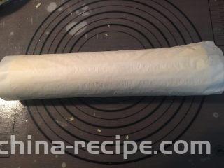 海苔肉松蛋糕卷,将蛋糕卷起来，用油纸裹好定型30分钟