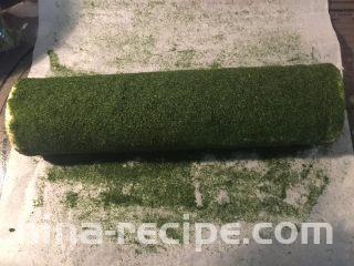 海苔肉松蛋糕卷,撒上海苔粉即可切片
