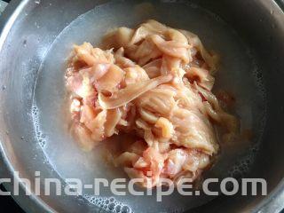 鼎香坊里脊肉饼,加入切好的鸡脯肉片。