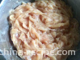 鼎香坊里脊肉饼,两个小时后，水就都被鸡脯肉片吸干了。