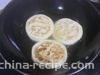 鼎香坊里脊肉饼,放油锅里炸。