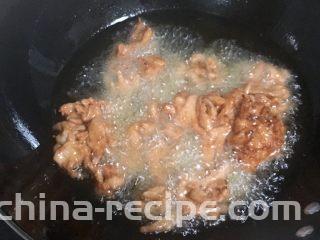 鼎香坊里脊肉饼,把腌制好的肉片放入油锅里炸。
