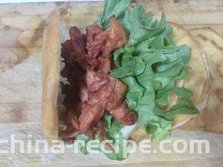鼎香坊里脊肉饼,放一层炸好的肉片。