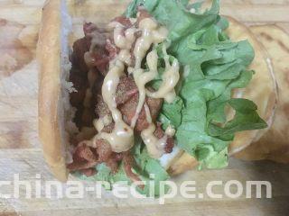 鼎香坊里脊肉饼,挤上千岛酱，也可以挤沙拉酱或者番茄酱，都可以。