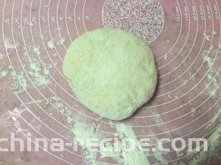 培根时蔬披萨,发好的面团再次按揉排气。