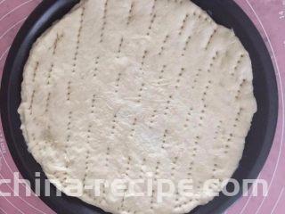 培根时蔬披萨,放在披萨盘里，用叉子在表面叉一些孔，室温发酵30分钟后175度预热5分钟，烤10分钟。