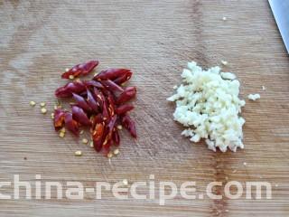 黄瓜腐竹拌花生米,红干椒切小段、大蒜剁成蒜末备用