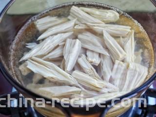 黄瓜腐竹拌花生米,锅中烧开水放入腐竹焯煮一分钟，捞出过凉水挤干水分