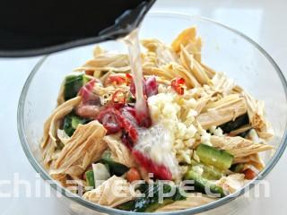 黄瓜腐竹拌花生米,把锅中炸花生米的油再次烧热，浇倒在红干椒和蒜末上榨出香味