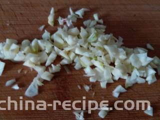香菜萝卜丝,大蒜切小粒
