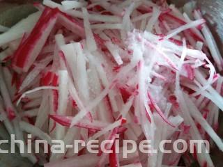 香菜萝卜丝,撒上适量盐