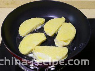 蛋煎馒头片,
裹上蛋液的馒头片放入平底锅中