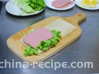 火腿三明治,在放火腿