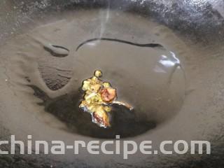 凉拌千张,放入麻椒大料小火炸香，关火晾凉。
