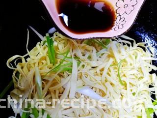 凉拌千张,均匀淋上料汁。
