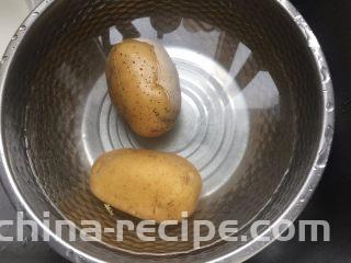 烤土豆皮,土豆彻底清洁外皮