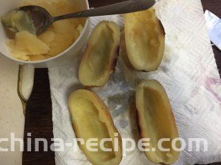 烤土豆皮,烤至土豆变软，把里面的土豆泥掏空，稍微留下一层