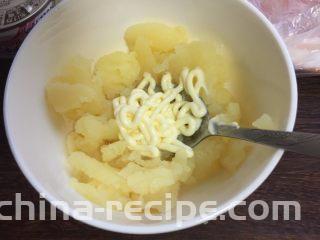 烤土豆皮,土豆泥里加点沙拉酱拌匀备用