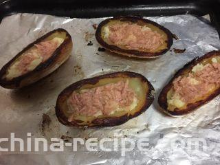 烤土豆皮,在土豆里加入挖出来的土豆泥、金枪鱼