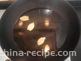 凉拌糖醋鸡爪,锅中加入清水1000克，生姜，料酒