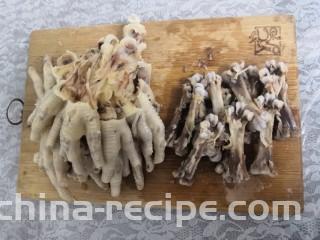 凉拌糖醋鸡爪,冷藏好的鸡爪取出，去掉硬骨
