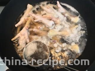 凉拌糖醋鸡爪,烧煮过程中，撇去浮沫，滚开后关小火焖15分钟