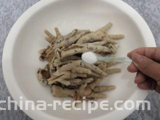 凉拌糖醋鸡爪,放入盐，糖，生抽，醋