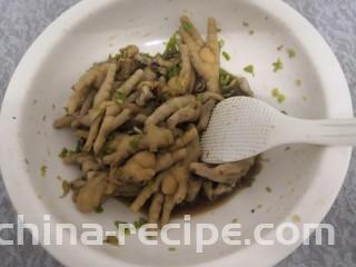 凉拌糖醋鸡爪,再次搅拌均匀，腌制30分钟