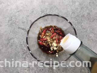 凉拌香辣杏鲍菇,香油少许增加香味