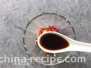 凉拌香辣杏鲍菇,生抽1汤匙