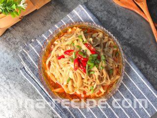 凉拌香辣杏鲍菇,搅拌均匀，撒葱花即可开吃啦，味道非常好