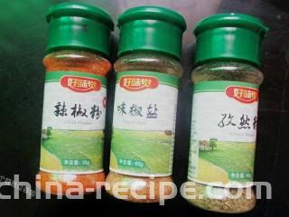 脆皮孜然香肠,准备辣椒粉，孜然，椒盐粉