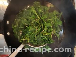 凉拌马兰香干,马兰断生后，捞出