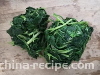 凉拌马兰香干,过凉后，把马兰挤干水份